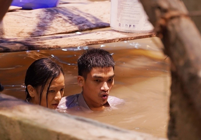 Theo Thế Giới Điện Ảnh, trong một cảnh quay phim Lật mặt: 48h, Hạ Anh cùng Mạc Văn Khoa, Võ Thanh Tâm, Ốc Thanh Vân và bé Thy phải ngâm mình dưới làn nước lạnh 23 độ C liên tục từ 3 giờ đêm tới tận sáng. Ảnh: Thế Giới Điện Ảnh.