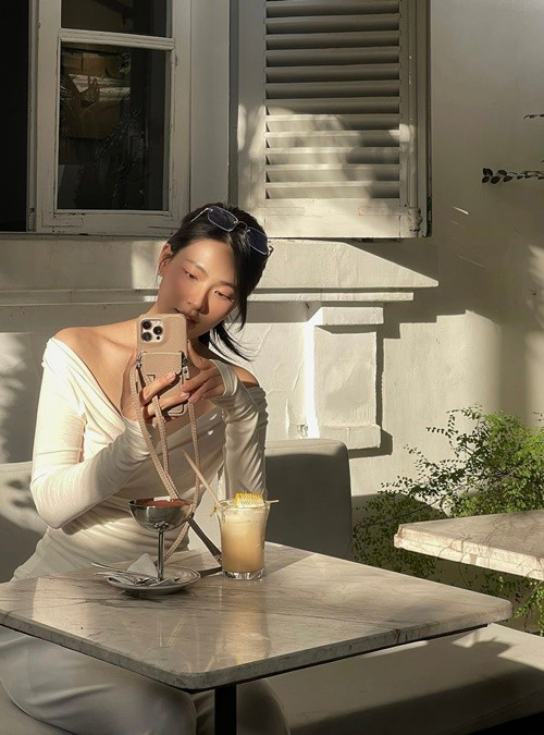 Dù xuất hiện trong trang phục áo dài truyền thống hay phong cách hiện đại, Minh Trang vẫn giữ được vẻ cuốn hút nhờ sự tinh tế trong cách phối đồ.