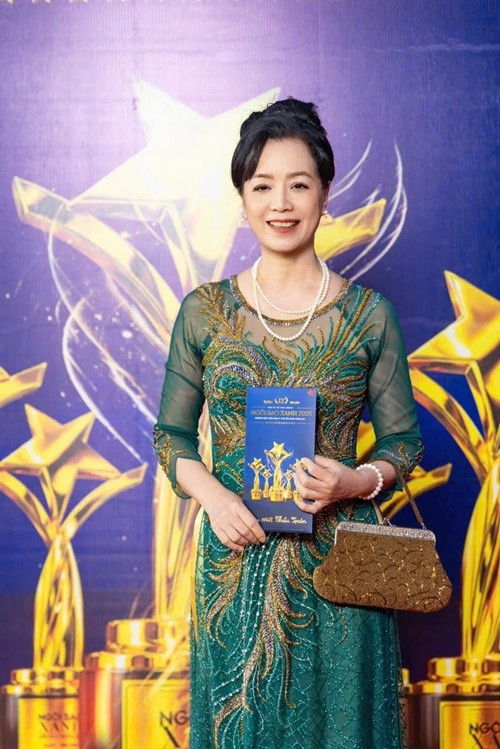 Chiều Xuân là con gái đạo diễn sân khấu Đức Đọc. Cô tốt nghiệp lớp diễn viên điện ảnh, Đại học Sân khấu và Điện ảnh Hà Nội (khóa 1985-1990). Ảnh: FB Chiều Xuân.