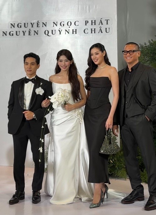 Vợ chồng Khánh Vân - Nguyễn Long đến chúc mừng Quỳnh Châu. Ảnh: FB Nguyễn Long.