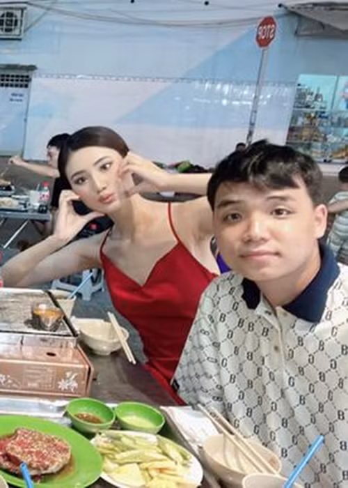 “Sau khi đăng quang Miss World Vietnam 2023, Ý Nhi công khai mối quan hệ tình cảm với Anh Kiệt. Chàng trai này là sinh viên trường Đại học Kiến trúc. Khi Ý Nhi vướng ồn ào phát ngôn, Anh Kiệt bênh vực nàng hậu”, Missosology đưa tin. Ảnh: FB Ý Nhi.