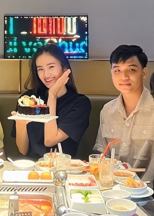 Khi biết Ý Nhi sẽ thi Miss World, Anh Kiệt vô cùng vui mừng. Ảnh: FB Ý Nhi.