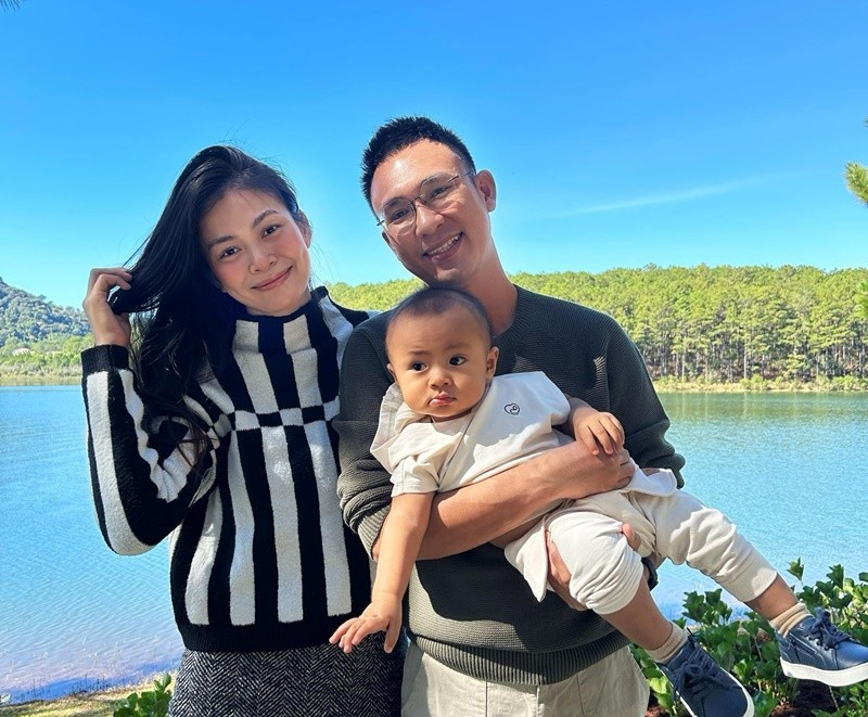 Trong cuộc phỏng vấn với Dân Việt, Mâu Thủy khoe được chồng hỗ trợ chăm sóc con. “Những tháng ở cữ, anh ấy tạm gác lại công việc ở nhà chăm sóc 2 mẹ con và tới thời điểm hiện tại khi anh đi làm về, anh là chăm con hết”, nàng hậu bày tỏ. Ảnh: FB Mâu Thủy.