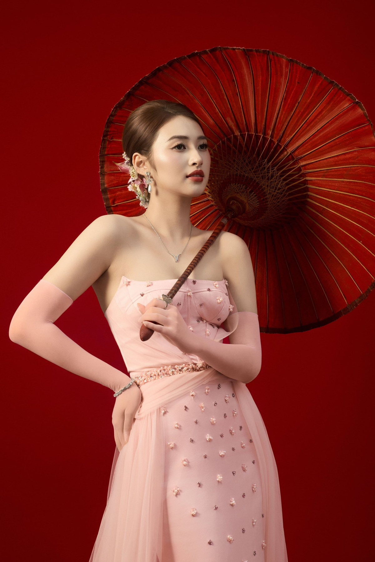 Sau cuộc thi Hoa hậu Trái đất Việt Nam 2025, Trâm Anh gợi cảm hơn bội phần.