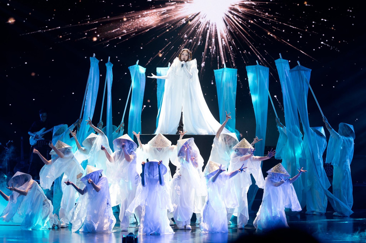 Trước phản ứng của khán giả, Phương Mỹ Chi đã lên tiếng. Nữ ca sĩ thừa nhận tiết mục của mình đã khiến khán giả có những liên tưởng đến các nghệ sĩ khác. Cô cho biết đây không phải là điều bản thân và ê-kíp hướng tới trong hành trình xây dựng cá tính âm nhạc riêng.