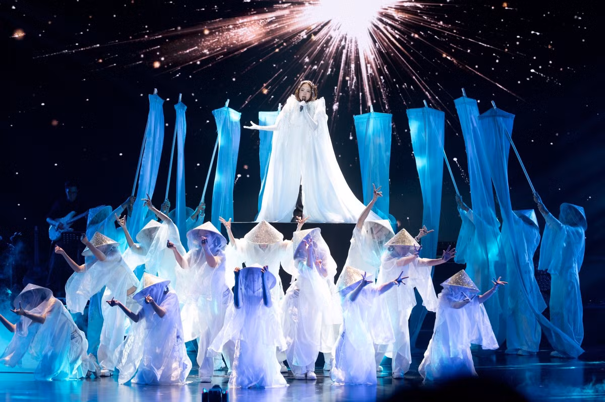 Trước phản ứng của khán giả, Phương Mỹ Chi đã lên tiếng. Nữ ca sĩ thừa nhận tiết mục của mình đã khiến khán giả có những liên tưởng đến các nghệ sĩ khác. Cô cho biết đây không phải là điều bản thân và ê-kíp hướng tới trong hành trình xây dựng cá tính âm nhạc riêng.