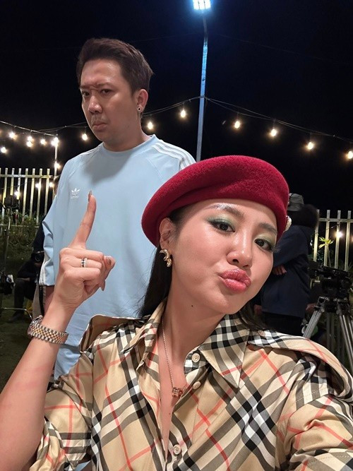 Trong một khung hình chụp cùng Văn Mai Hương, nam đạo diễn còn cố tình tạo biểu cảm nhăn nhó hài hước, khiến bạn diễn bật cười. Ảnh: FB Văn Mai Hương.