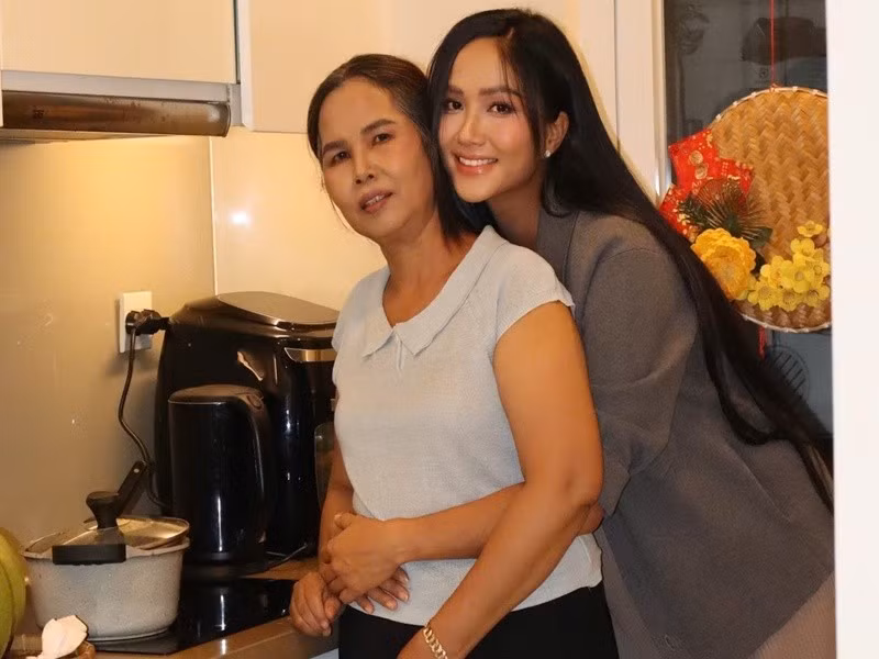 H'hen Niê xúc động mỗi khi mẹ đẻ đến thăm.