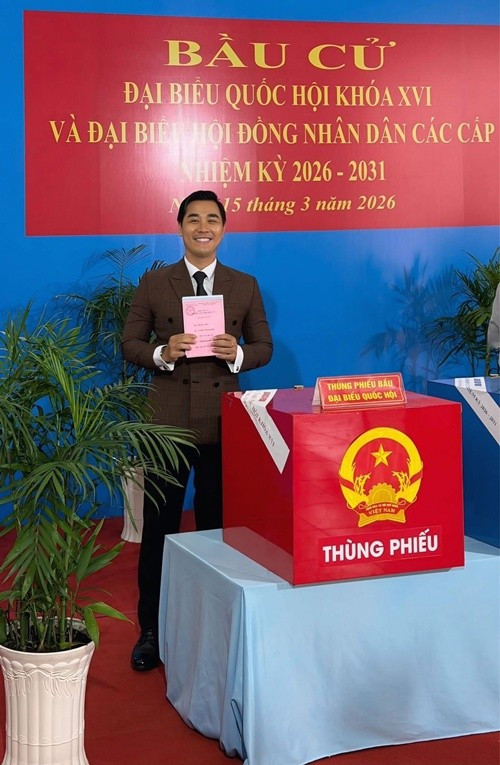 MC Nguyên Khang cầm lá phiếu trên tay khi có mặt tại điểm bầu cử. Ảnh: FB Nguyên Khang.