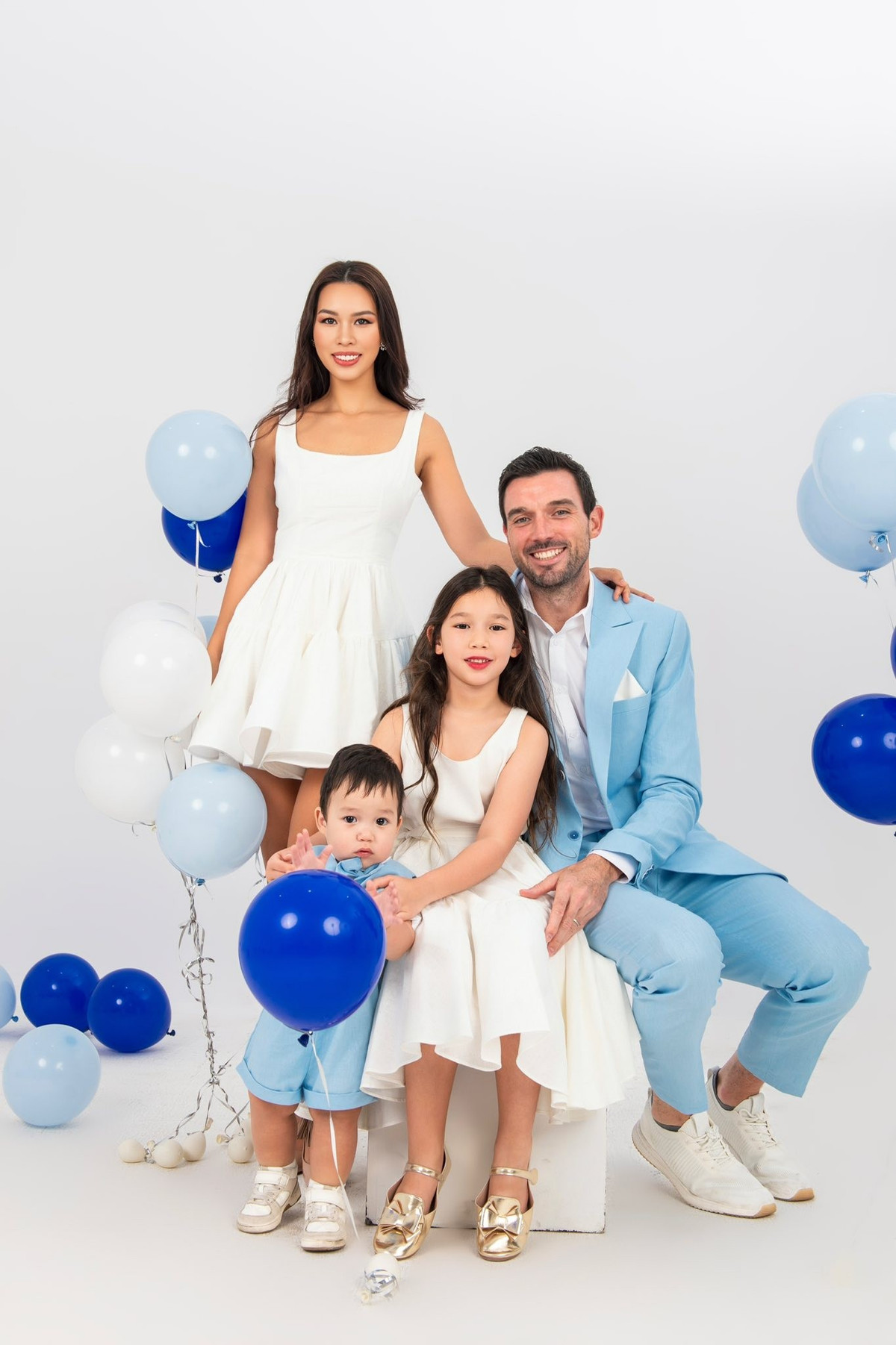 Mỗi khi Hà Anh bận công việc, Olly chơi với con, cho con ăn, tắm cho con rất chu đáo. Hà Anh còn khoe, Olly luôn động viên cô đi chơi, giữ liên lạc với bạn bè. Siêu mẫu khen chồng hài hước, hiểu biết để có thể tham gia mọi câu chuyện, biết nói lên quan điểm cá nhân, nhưng cũng rất biết cách lắng nghe. Ảnh: FB Hà Anh.