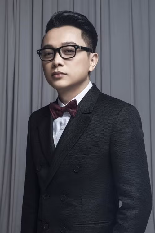 “Trong cuộc sống, dù mình có 1 tỷ USD hay 1 triệu đồng trong túi thì điều quyết định cuối cùng vẫn là thái độ. Nếu có 1 tỷ USD trong túi mà không biết cách tiêu hoặc cảm thấy quá mừng rỡ, rồi sự vui mừng đó phá luôn bản năng, thì hôm sau 1 tỷ USD đó sẽ hết liền. Ai làm gì thì làm, là ông to bà lớn cỡ nào, kinh doanh giàu có ra sao thì tối về đều muốn nằm ngủ yên giấc. Nói thực, tôi không đi thiền nhưng cả cuộc đời của tôi đã thiền rồi. Quan trọng là suy nghĩ của mình, giữ cho tâm được tịnh", Công Trí chia sẻ. Ảnh: Sức Khỏe Đời Sống.