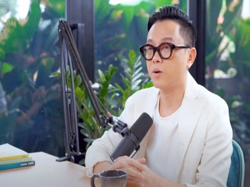 “Tôi bắt đầu học im lặng từ khi còn là một cậu sinh viên năm thứ hai. Khi nhìn thấy những hàng quán ăn uống ở Sài Gòn bày biện các món ăn ngon, nhìn bạn bè chạy xe xịn, cuộc sống chung quanh với quá nhiều phù phiếm… còn mình thì bỡ ngỡ với mọi thứ, học thì yếu vì vẫn chưa quen được với môi trường đại học. Tất cả những xao động ấy nếu không biết cách đối diện thì rất dễ đánh mất bản thân”, nam thiết kế tâm sự. Ảnh: Người Đưa Tin.