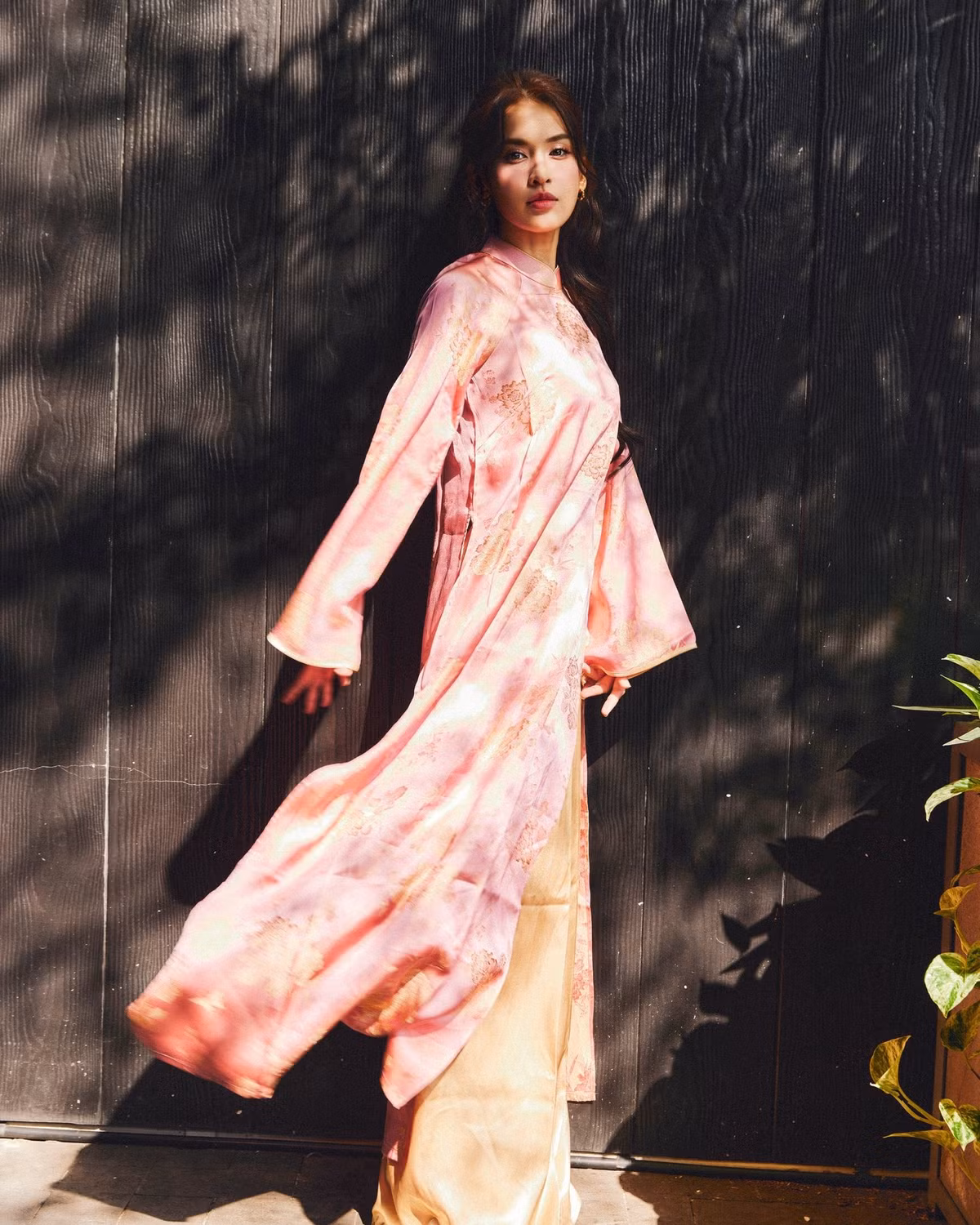 Lối trang điểm tự nhiên cùng kiểu tóc búi thấp gọn gàng giúp nữ diễn viên tôn lên vẻ đẹp thanh lịch, nền nã. Ảnh: FB Tú Vi.