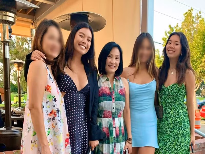 Hồng Đào được hai con gái góp ý phong cách thời trang. Ảnh: FB Hồng Đào.