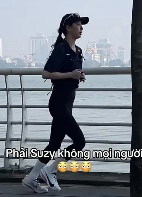 Theo Người Lao Động, mới đây, một cư dân mạng đăng tải video clip quay cảnh 2 diễn viên Hàn Quốc Suzy và Kim Seon Ho chạy bộ ở Hồ Tây (Hà Nội). Người quay video clip không biết chính xác có phải Suzy hay không. Ảnh: Người Lao Động.