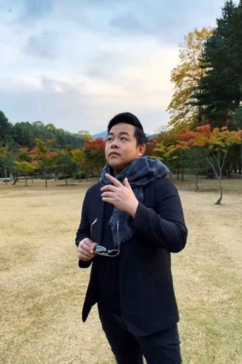 Trong nhiều năm, Quang Lê giấu kín việc từng lấy vợ. Nam ca sĩ chia sẻ trên Vietnamnet, trong một lần về Việt Nam thăm quê, anh và vợ được hai gia đình giới thiệu. Ảnh: Vietnamnet.