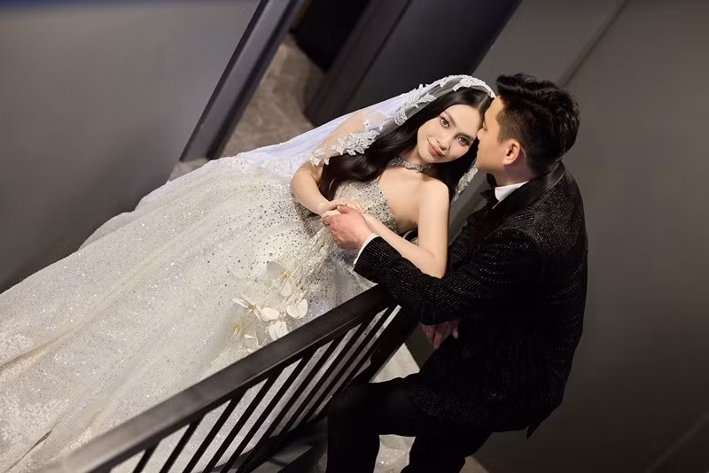 Trong mắt Nông Thúy Hằng, chồng tâm lý, chín chắn, ủng hộ mọi sở thích, công việc của vợ. Khi bên nhau, anh cho người đẹp cảm giác an toàn, bình yên.