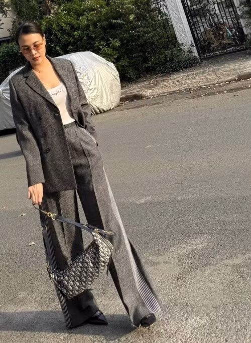 Set đồ của Đàm Thu Trang có giá trị "khủng". Trong ảnh, cô diện áo len 5.400 USD (gần 140 triệu đồng), túi xách 4.500 USD (hơn 115 triệu đồng). Ảnh: Instagram Đàm Thu Trang.