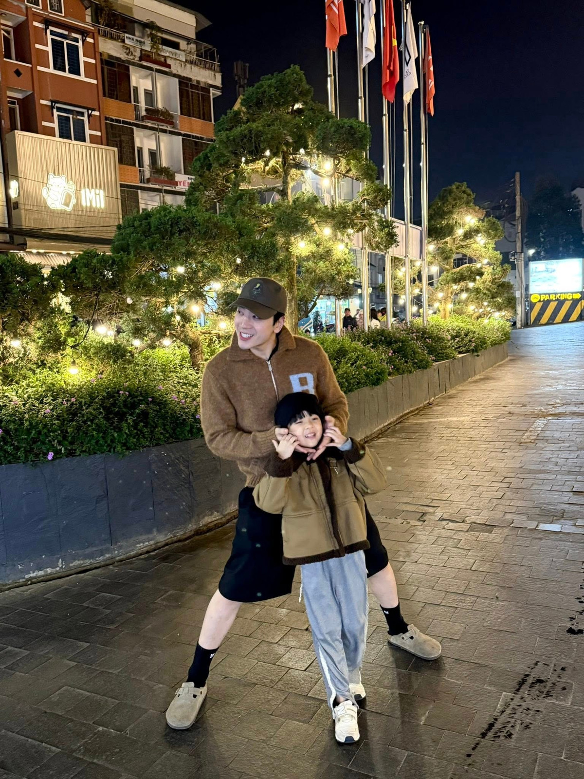 Dù công việc bận rộn, Phí Ngọc Hưng vẫn ưu tiên gia đình, sắp xếp thời gian hợp lý để đồng hành cùng vợ trong hành trình nuôi dạy con. Cuộc sống làm bố bỉm sữa của anh gắn liền với những khoảnh khắc đời thường giản dị nhưng ấm áp bên gia đình nhỏ. Ảnh: FB Trương Mỹ Nhân.