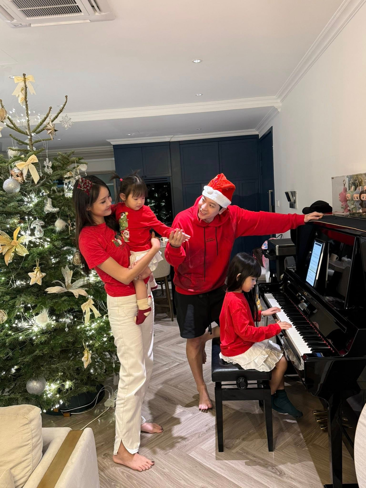 Trương Mỹ Nhân tự tay chăm con, theo sát từng bữa ăn, giấc ngủ và những cột mốc lớn khôn của con. Ảnh: FB Trương Mỹ Nhân.