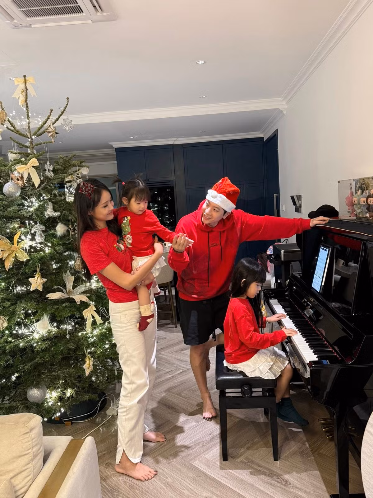 Trương Mỹ Nhân tự tay chăm con, theo sát từng bữa ăn, giấc ngủ và những cột mốc lớn khôn của con. Ảnh: FB Trương Mỹ Nhân.