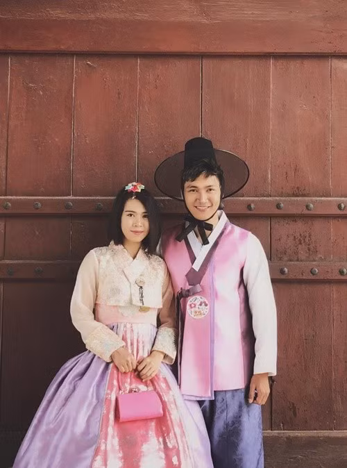 Vợ chồng Mạnh Trường có nguyên tắc không bao giờ được phép giận nhau quá một ngày. Ảnh: FB Mạnh Trường.