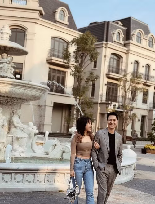 Mạnh Trường chia sẻ trên Vietnamnet, vợ anh là khán giả khó tính của chồng. "Vợ tôi là một trong những khán giả rất khó tính, phân đoạn nào tôi làm mà vợ khen thì ít lắm, không nhiều đâu", nam diễn viên tiết lộ. Ảnh: FB Mạnh Trường.