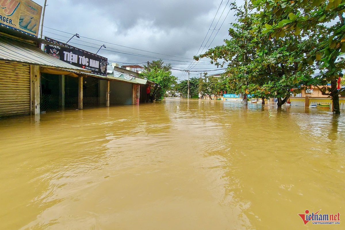 Nhiều khu dân cư vẫn bị cô lập giữa bốn bề nước lũ.