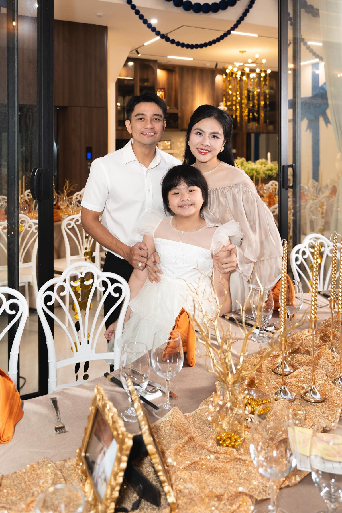 Vợ chồng Vân Trang cố gắng dặn nhau duy trì sự lãng mạn trong hôn nhân. Cặp đôi thường hay gửi con cho bố mẹ nhờ giữ hộ để đi hẹn hò, ăn uống du lịch. Quân Lê từng chia sẻ trên Du Lịch TP HCM, Vân Trang bay bổng, đôi lúc không thực tế nhưng sau cùng vẫn vì hướng đến tương lai của bản thân và gia đình. Vì vậy anh chọn ủng hộ vợ làm theo sở thích và âm thầm đứng phía sau giúp đỡ cô.