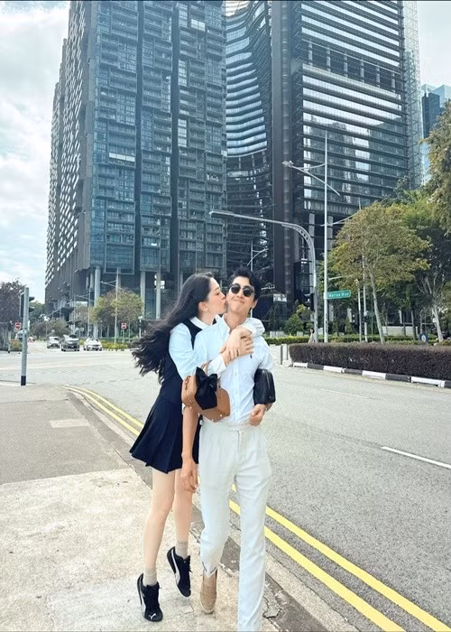 Vợ chồng Bình An tình tứ trên phố. Ảnh: FB Bình An.