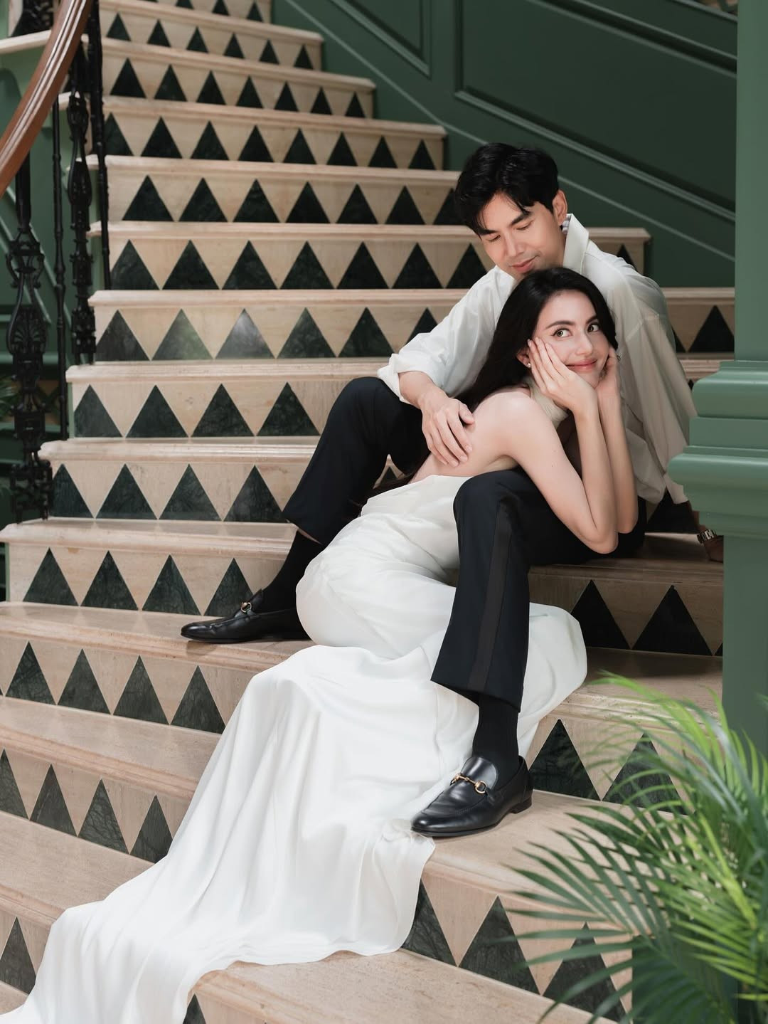 Nữ diễn viên có sự nghiệp thành công trước khi lấy chồng. Theo Znews, Mai Davika có thu nhập 150.000 baht (tương đương 4.300 USD) cho mỗi tập phim, 8 triệu baht (hơn 232.000 USD) cho mỗi hợp đồng quảng cáo, 200.000 baht (5.800 USD cho phí dự sự kiện. Ảnh: Instagram Mai Davika.