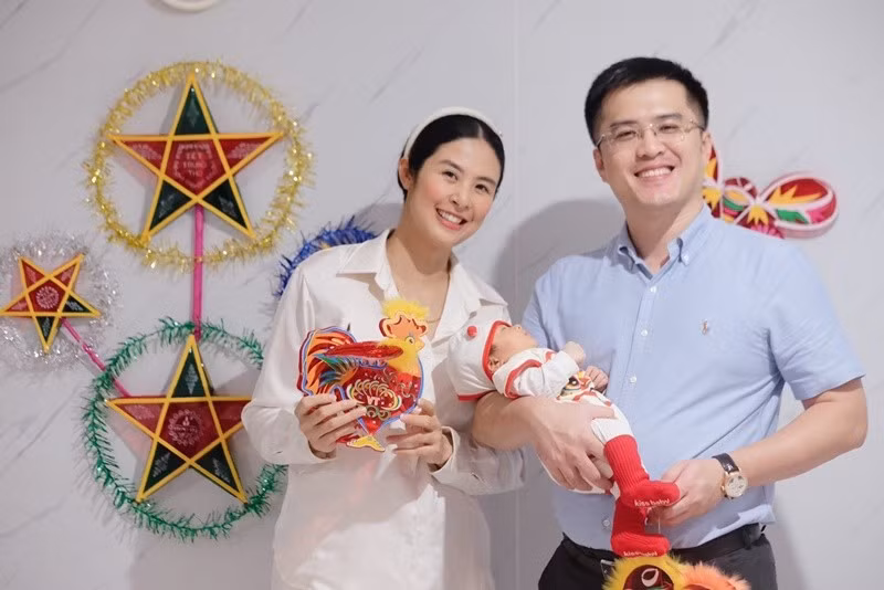 "Trung thu đầu tiên của Pi, em rất hào hứng với đèn ông sao và những chiếc mặt nạ nhiều màu sắc", Ngọc Hân viết trên trang cá nhân.