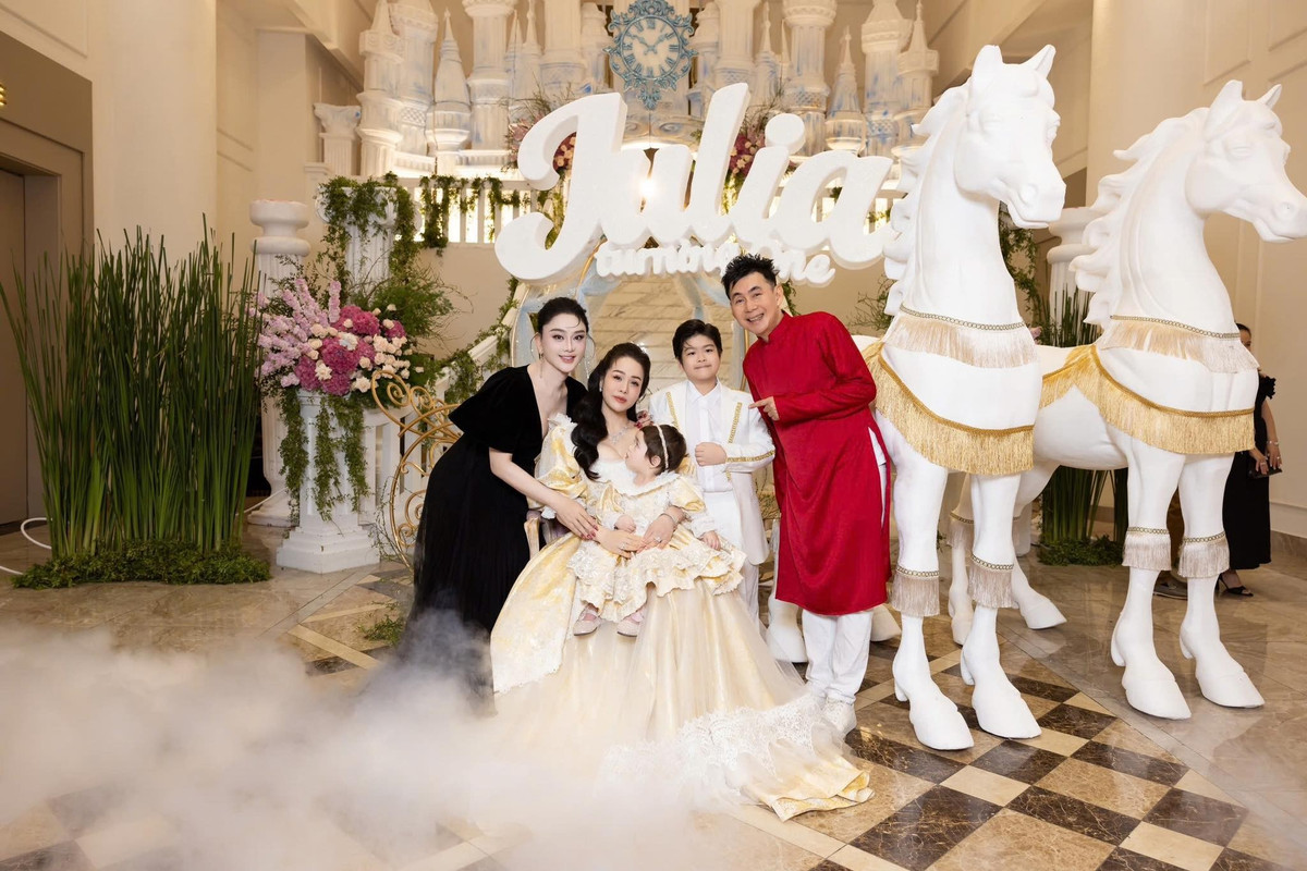 Ca sĩ Lâm Khánh Chi và ca sĩ Đoan Trường cũng gửi lời chúc mừng sinh nhật đến con gái Nhật Kim Anh. Ảnh: FB Nhật Kim Anh.