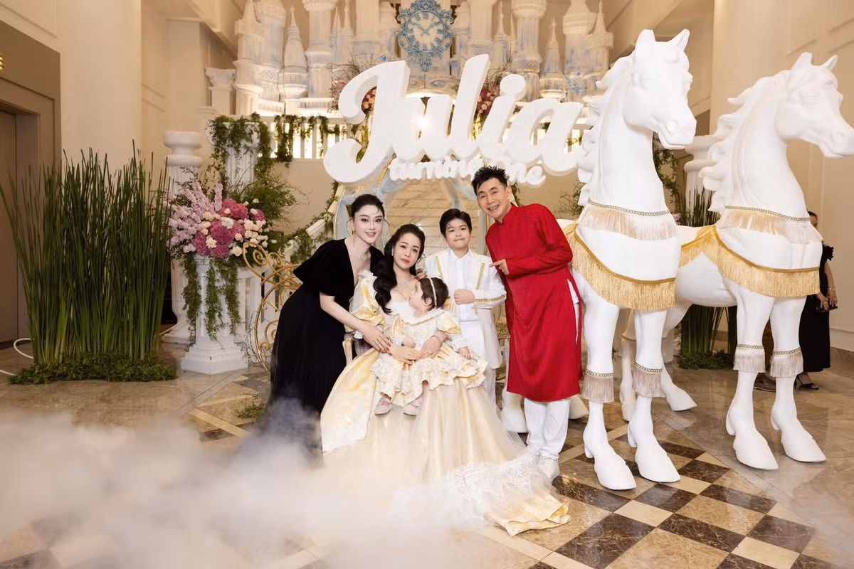 Ca sĩ Lâm Khánh Chi và ca sĩ Đoan Trường cũng gửi lời chúc mừng sinh nhật đến con gái Nhật Kim Anh. Ảnh: FB Nhật Kim Anh.