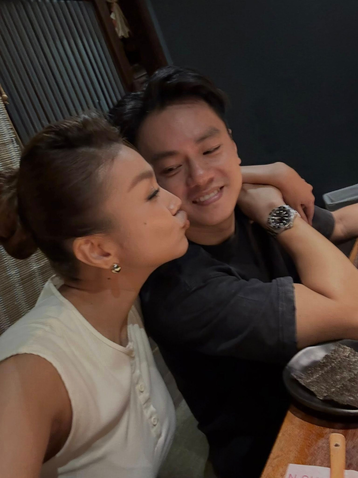 Trong cuộc phỏng vấn với Vietnamnet, Thanh Hằng cho biết, vợ chồng cô luôn để dành lịch trống cho ngày sinh nhật, ngày kỷ niệm cưới và nhất quyết không nhận lịch diễn những ngày đó.