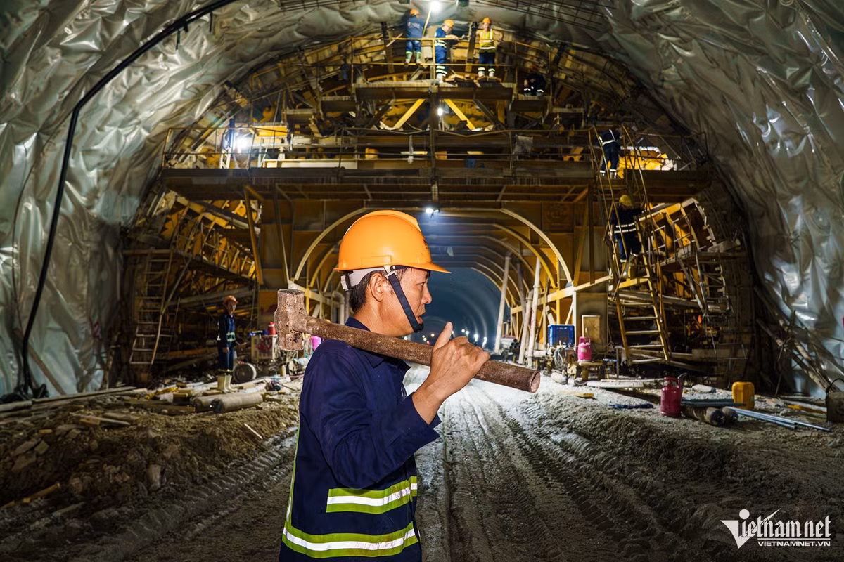 Hầm số 3 được xem là đoạn khó nhất dự án do địa chất phức tạp với nhiều đoạn vách đá mềm, chỉ như đất sét, dễ sụt lở, việc khoan nổ phải hết sức thận trọng. Có thời điểm, tốc độ đào giảm từ 10m/ngày xuống chỉ 2–3 m/ngày.