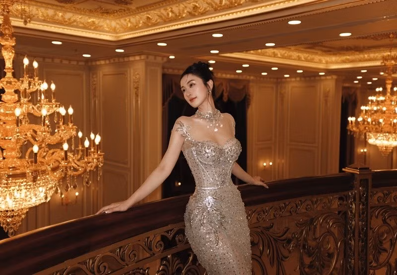 Diện trang phục bó sát, Jun Vũ quyến rũ bội phần khi sở hữu vóc dáng đồng hồ cát. Ảnh: FB Jun Vũ.