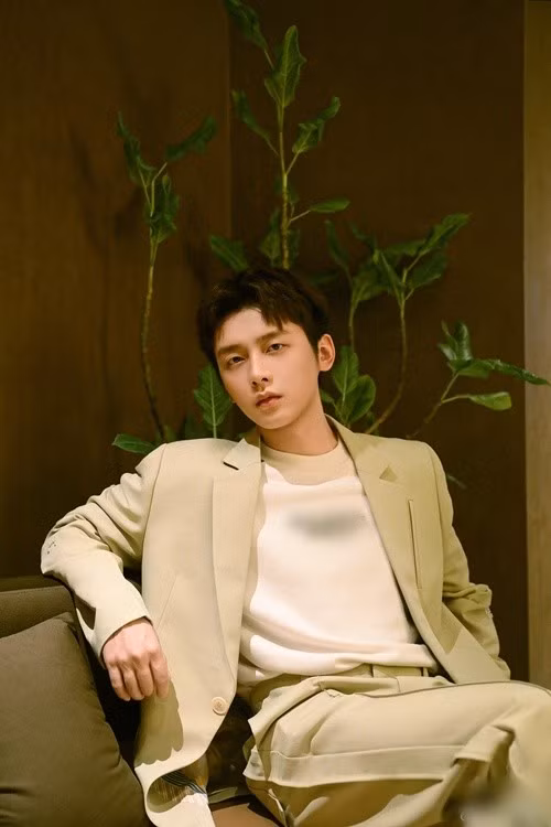 Nam ca sĩ tham gia câu lạc bộ điền kinh nhưng sau đó phải từ bỏ ước mơ vận động viên do chấn thương. Ảnh: Weibo Vương Hoằng Hạo.