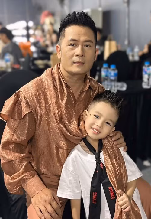 Con trai của Bằng Kiều và Mai Linh còn tham gia concert Anh trai vượt ngàn chông gai Day 4. Ảnh: FB Benly Nguyễn.