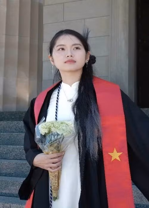 “Con mặc bộ tốt nghiệp nhưng nhất định phải quàng khăn là cờ Tổ Quốc”, nghệ sĩ Trung Anh viết.