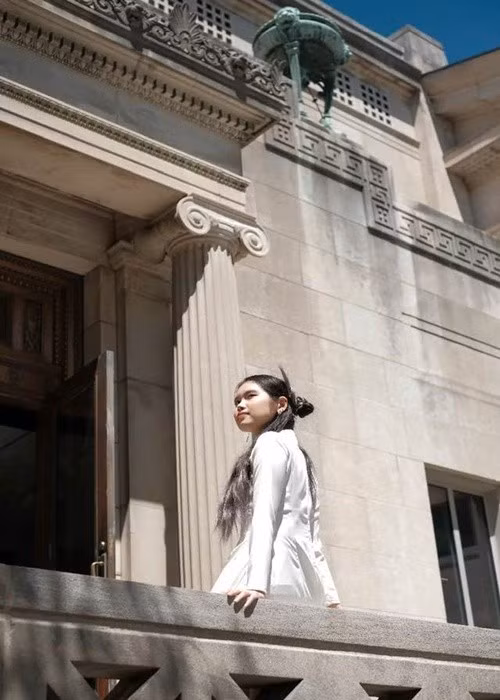 Con gái NSND Trung Anh mặc áo dài trắng trong ngày tốt nghiệp đại học ngành hóa sinh ở Mỹ.