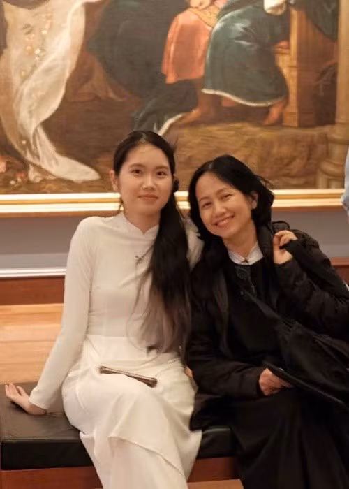 Nam nghệ sĩ viết trên trang cá nhân: “Mẹ sang dự lễ tốt nghiệp của con gái. 4 năm qua đi với mỗi ngày khắc khoải của bố mẹ, giờ con cũng đã ra trường, nhưng 5 năm nữa lại đang chờ thử thách con phía trước. Bố mẹ và anh tin rằng con sẽ lại vượt qua, sẽ đạt được những gì con đang hướng tới, con mạnh mẽ hơn bố tưởng rất nhiều”.