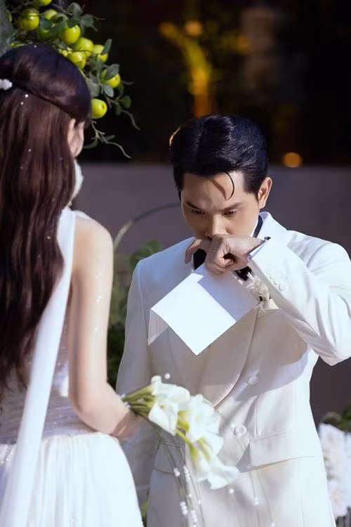 Đúng thời điểm ấy, Quỳnh Châu đang “ế show”, thấy đối phương làm trong lĩnh vực khách sạn, nàng hậu ngỡ là lời mời hợp tác công việc nên lập tức phản hồi. Ngọc Phát khiến Quỳnh Châu bất ngờ khi thẳng thắn hỏi: “Châu có bạn trai chưa?”. Ảnh: Znews.