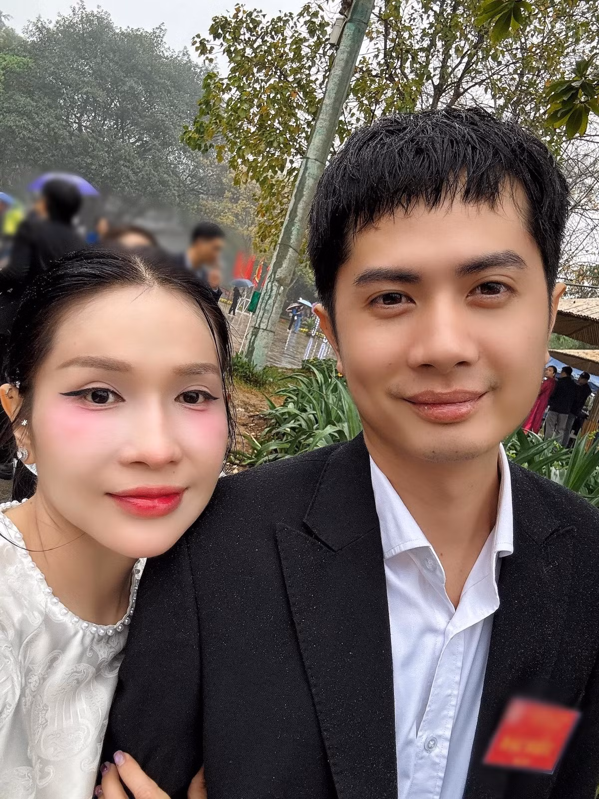 Hai diễn viên trở nên thân thiết sau khi đóng chung vở kịch, có cảnh hôn. Ảnh: FB Huỳnh Phương.