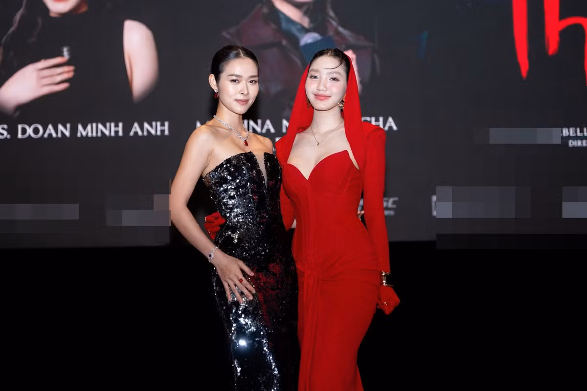 Đặc biệt, những thiết kế cắt xẻ táo bạo hay váy quây khoe vai trần được cô chinh phục một cách khéo léo, mang lại vẻ ngoài gợi cảm nhưng vẫn giữ được sự chừng mực, không hề phô trương.