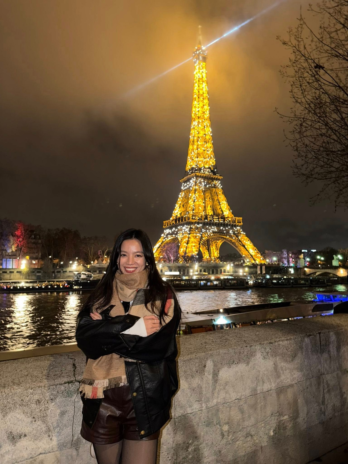 Hạ Anh kín tiếng về đời tư. Trong cuộc phỏng vấn với Vietnamnet, cô tiết lộ các tiêu chí chọn bạn trai là tinh tế, tử tế, đẹp trai và có điều kiện kinh tế. Tuy nhiên, Hạ Anh cho rằng khi gặp người đúng gu, hợp về mọi mặt, thiếu vài tiêu chí cũng không sao.