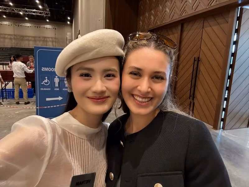 Ý Nhi cảm ơn Hoa hậu Thế giới vì đã cho cô cơ hội được hiện diện trong một hành trình thật đặc biệt. Nàng hậu còn cảm ơn công ty Sen Vàng, ê-kíp và những người bạn đồng hành thầm lặng, những người luôn ở bên, dõi theo và tiếp sức cho cô từng ngày. Ảnh: FB Ý Nhi.