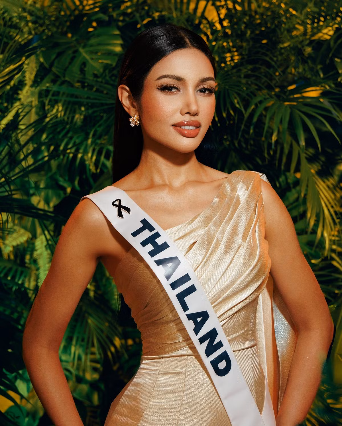 Praveenar Singh - Miss Universe Thailand 2025 thông thạo tiếng Anh, tiếng Nga. Các lợi thế khác của mỹ nhân Thái Lan là nhan sắc gợi cảm và là đại diện nước chủ nhà. Ảnh: Miss Universe.