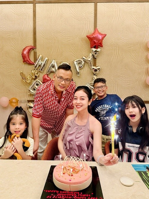 View - Hoa hậu Jennifer Phạm khoe khoảnh khắc ấm áp bên chồng con | Báo Tri thức và Cuộc sống - TIN TỨC PHỔ BIẾN KIẾN THỨC 24H