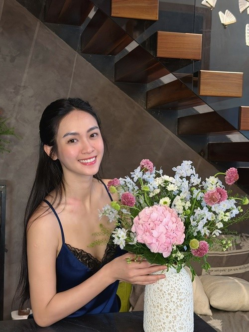 "Buồn cười quá. Không biết cặp kè là sao. Mọi người hiểu ý nghĩa của từ ‘cặp kè’ không. Trong mỗi mối quan hệ, Quỳnh nghĩ quan trọng nhất là mình không làm trái pháp luật và vi phạm đạo đức. Quỳnh luôn thích bản thân có những trải nghiệm nhưng cũng biết đâu là giới hạn. Vì thế, hầu như những trải nghiệm của mình đều rất ý nghĩa và vui. Nếu tôi cảm thấy có điều gì đó đe dọa đến hạnh phúc và mong muốn của bản thân, tôi sẽ ngưng ngay", Znews dẫn lời Vũ Thúy Quỳnh. Ảnh: FB Vũ Thúy Quỳnh.